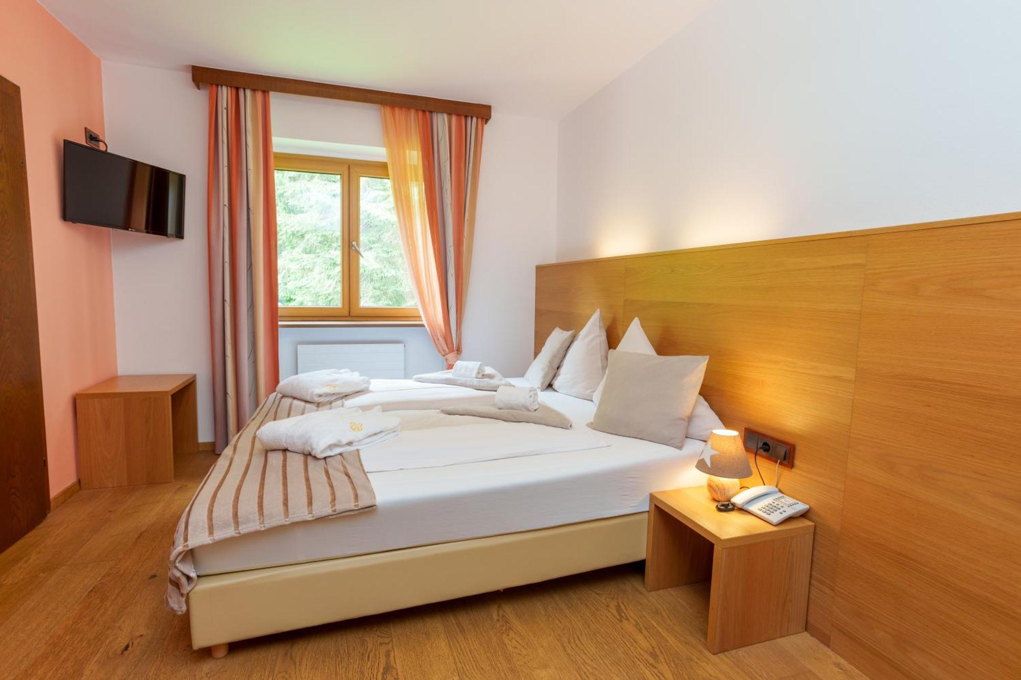 Hotel Kuenstleralm カプルーン エクステリア 写真