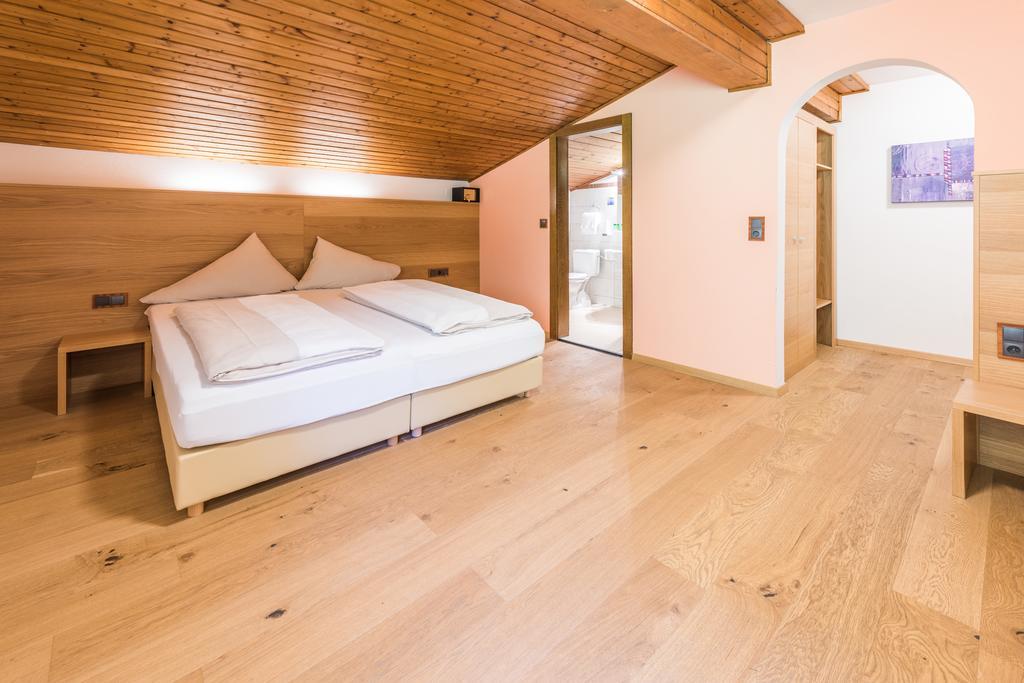 Hotel Kuenstleralm カプルーン エクステリア 写真